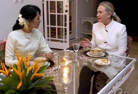 La secretaria de Estado de EEUU, Hillary Clinton, con Aung San Suu Kyi. | AP