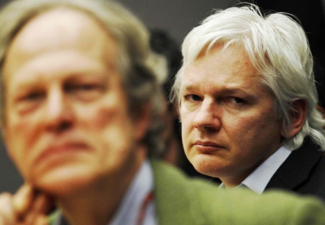 El fundador de WikiLeaks, Julian Assange (dcha.), con Gavin MacFadyen. | Reuters