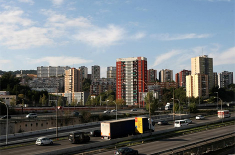 Los colosales bloques flanqueados por carreteras de acceso a Barcelona. | Quique García