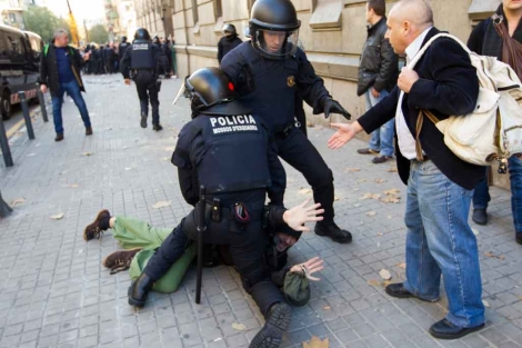 Los agentes neutralizan a uno de los manifestantes. | Jordi Soteras