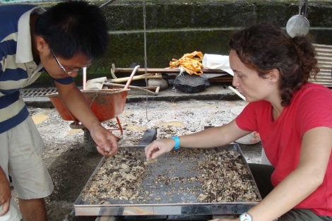 Dos investigadores analizan restos hallados en las excavaciones de Taiwan. | CSIC