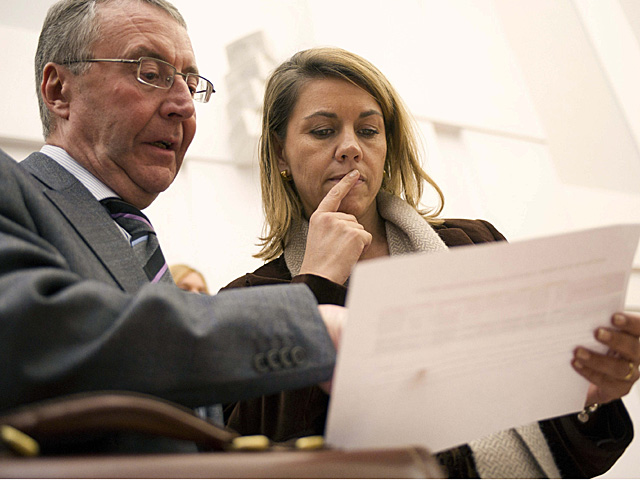 María Dolores de Cospedal lee un documento junto a su consejero de Hacienda, Diego Valle. | Efe