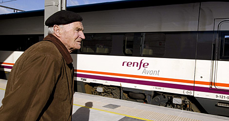 Un hombre observa en la estación de Ourense el nuevo tren Avant. | Efe/Brais Lorenzo
