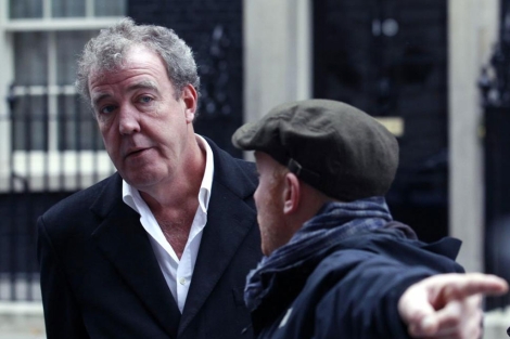 Jeremy Clarkson, delante del número 10 de Downing Street, la residencia de Cameron. | Reuters