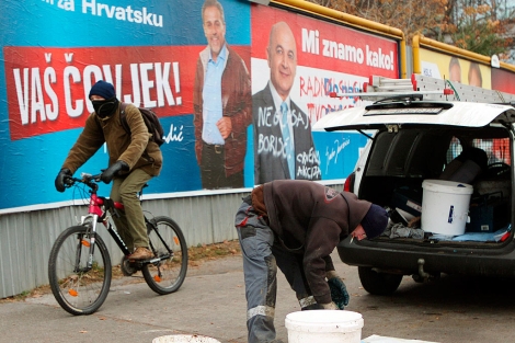 Carteles electorales en un calle de Zagreb. | Efe