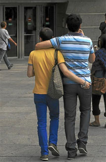 Una pareja de homosexuales pasea por Madrid. | EL MUNDO
