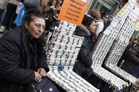 Varias vendedoras de lotería ofrecen sus décimos en la madrileña Puerta del Sol. | Efe