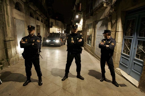 Agentes de la Polica Nacional, durante los registros en Vigo el mircoles. | Rosa Gonzlez