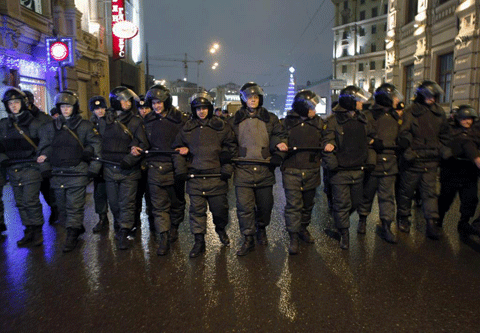 La polica rusa forma un cordn para bloquear el acceso a una calle de Mosc. | AP