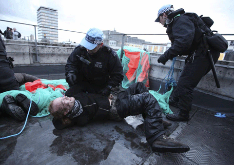 La policía detiene a un activista de Occupy London en la capital británica. | Reuters