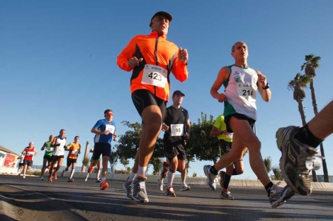 Un grupo de corredores en la Maratón Ciudad de Málaga. | Antonio Pastor