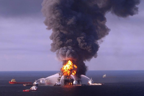 Incendio en la plataforma de BP en abril de 2010. | AFP
