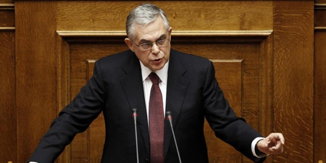 El primer ministro heleno, Lucas Papademos, durante su intervencin en el Parlamento heleno. | Reuters