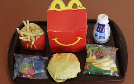 Un menú Happy Meal de McDonald's. | AP