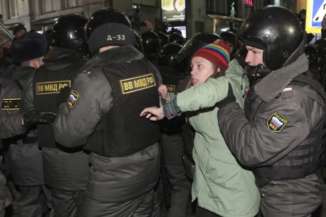 Policas antidisturbios dispersan a los manifestantes en Mosc. | Efe