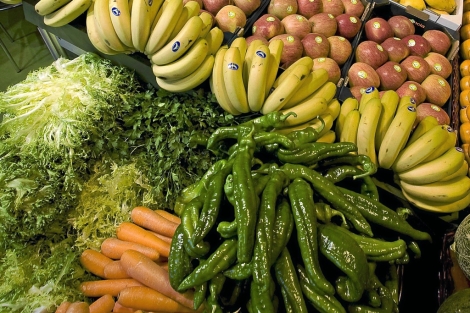 Pltanos, zanahorias y pimientos en un puesto de frutas y verduras. | E. M.