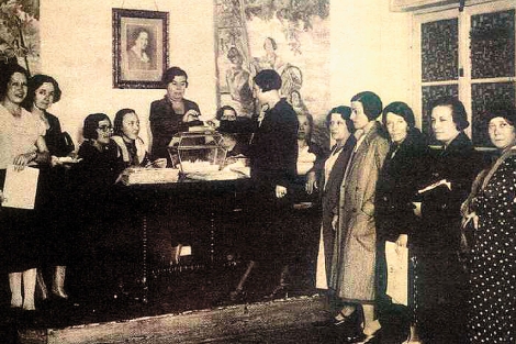 Un grupo de mujeres votando en las elecciones generales de 1933