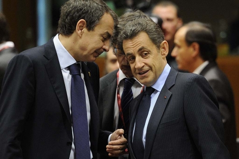 Zapatero, ayer, en una conversacin con Sarkozy. | Afp