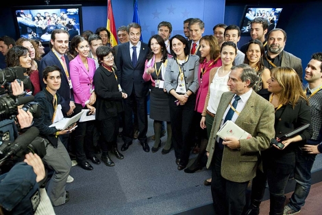 Zapatero, en la foto de familia con la prensa espaola. | Efe