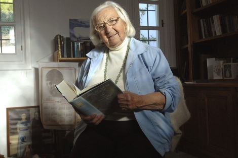 Pilar Chaves, en su vivienda de Marbella, celebra la reedicin de obras de su padres. | Efe