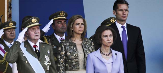 Urdangarin junto a los Reyes y la infanta Cristina el pasado da de las Fuerzas Armadas. | Gonzalo Arroyo