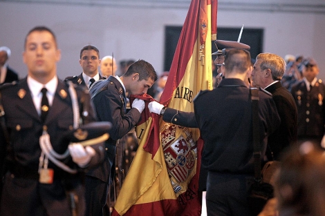 Imagen del acto de juramento de fidelidad a la bandera. | J. Casares | Efe