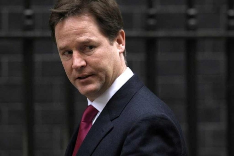 Nick Clegg llegando a una reunin del gabinete en Downing Street . | Reuters
