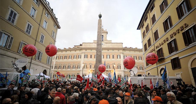 Manifestantes italianos protestan contra el plan de austeridad de Monti frente al parlamento. | Afp
