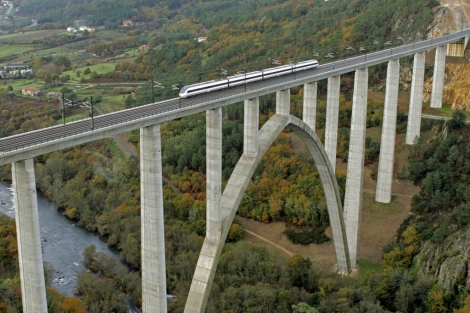 El tren Avant, en su viaje inaugural sobre el viaducto del Ulla, en Boqueixn. | Efe