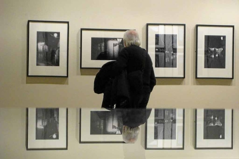 Un visitante observa una de las obras expuestas en el Museo de Len dentro de 'Focus XXV'. | Bruno Moreno