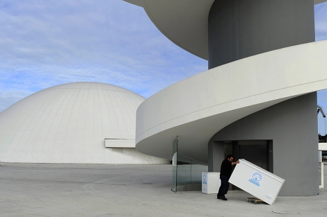 Un empleado retira un congelador del centro Niemeyer. | Reuters