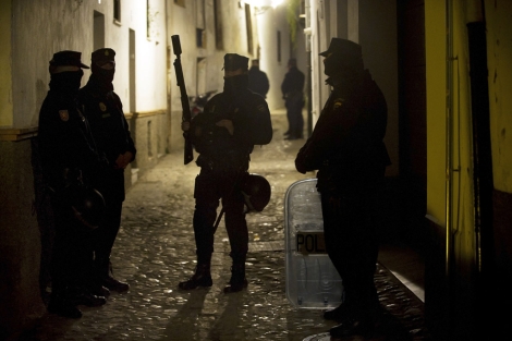 Policas en una de las calles del barrio granadino | Foto: Jess Garca Hinchado