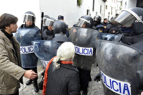 Clara Martínez, la mujer desalojada (de espaldas), ante la policía. | J. G. Hinchado