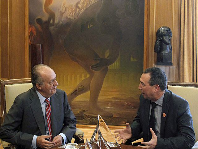 Don Juan Carlos conversa con Joan Baldov (Comproms) en la ronda de contactos en Zarzuela. | Efe | Pool
