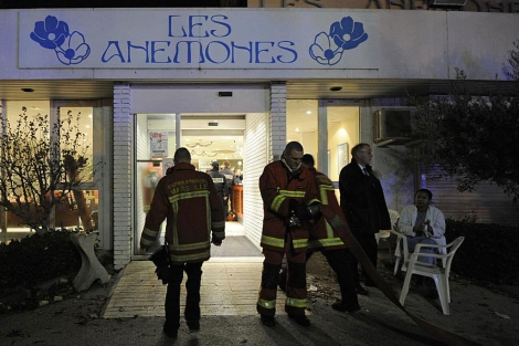 Los bomberos ante la puerta de la residencia afectada en Marsella. | Afp