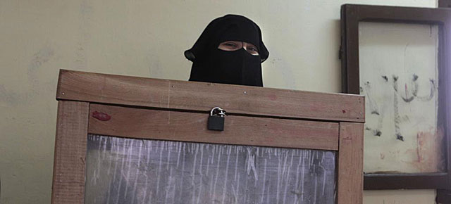 Una egipcia con niqab, ante una de las urnas en Giza. | Ap