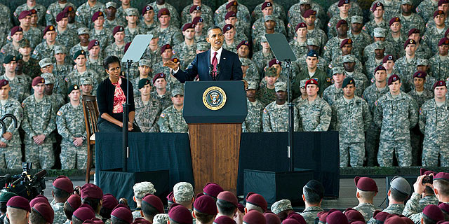 Obama habla en presencia de su mujer y de numerosos soldados. | Reuters