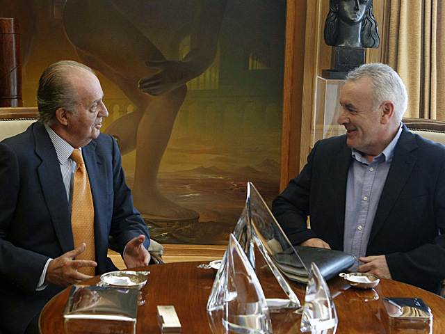 Don Juan Carlos conversa con Cayo Lara en la ronda de conversaciones parlamentarias. | Efe | Pool
