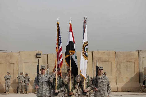 La bandera de EEUU y la de Irak, en la ceremonia de despedida de EEUU en Irak. | Ap