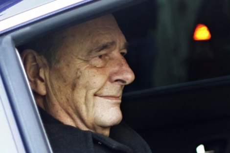 Jacques Chirac abandona su domicilio este jueves.| AP
