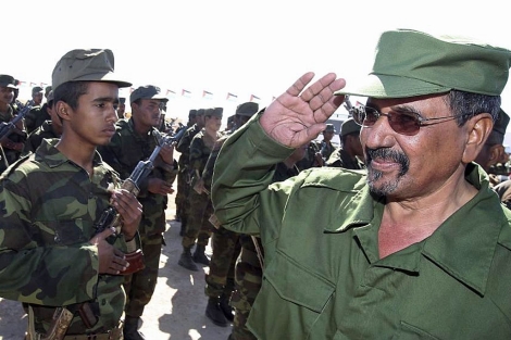 Abdelaziz saluda a varios soldados a su llegada a la inauguracin del XIII congreso. | Efe