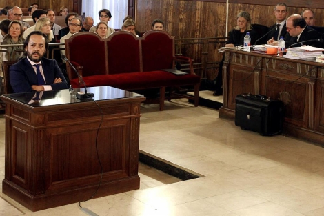 lvaro Prez sentado ante el tribunal que juzga a Camps y Costa | Pool