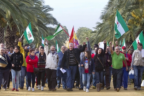 Los manifestantes, a su llegada a la finca de Martnez de Irujo en Carmona. | Efe