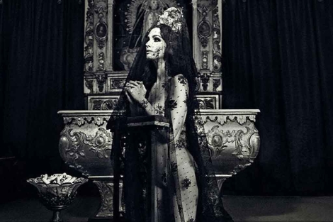 Paz Vega, desnuda bajo la mantilla, ante la patrona de Gerena.