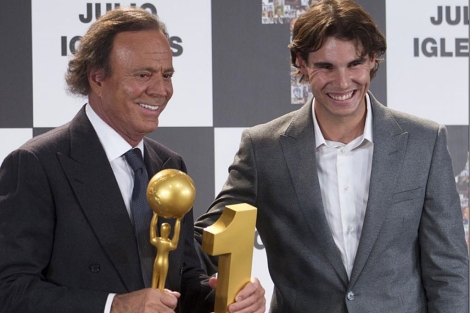 El cantante Julio Iglesias, acompaado por el tenista Rafael Nadal en el acto. | Ap
