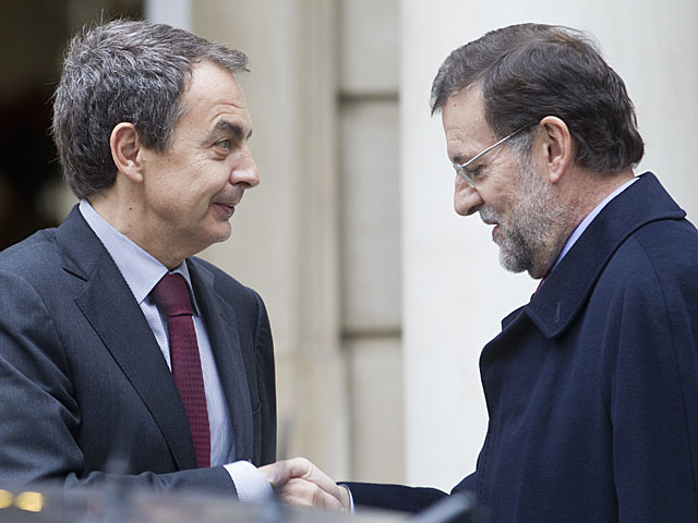 Zapatero recibe a Rajoy en La Moncloa. | Ap