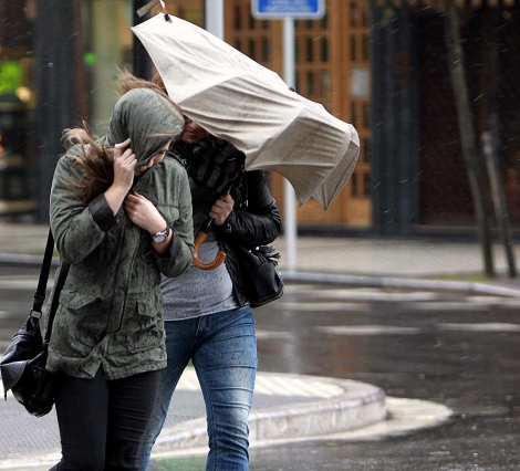 Dos mujeres luchan contra la lluvia y el viento en San Sebastin. | Efe/Javier Etxezarreta