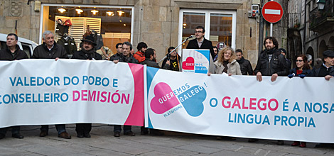 Guillerme Vzquez y Carlos Calln, entre los portadores de la pancarta. | Queremos Galego