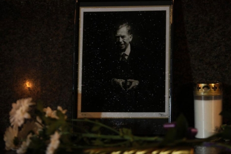 Un retrato de Havel recuerda su figura en Praga. | Reuters
