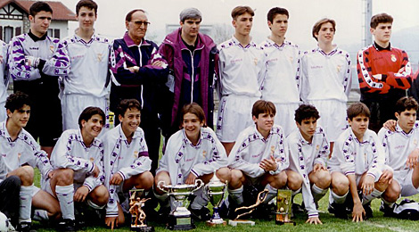 Berodia, tras los trofeos, y Casillas, a la derecha, durante su etapa en el infantil blanco.